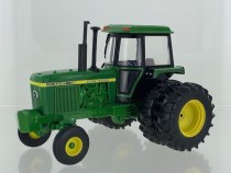 3x John Deere 4440 2wd met Dubbellucht Limited Edition 2500 stuks + Gratis 1x ROS Kuhn FC 13460 RA - 1:32